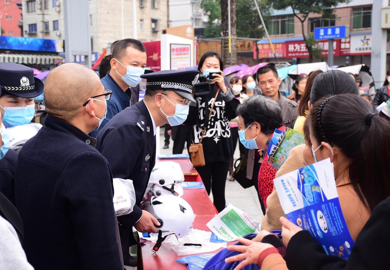 大邑縣開展“一盔一帶”交通安全宣傳活動